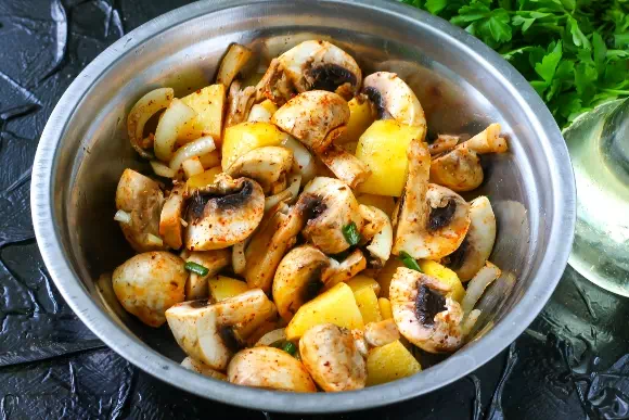 картошка с грибами в горшочках в духовке фото 6